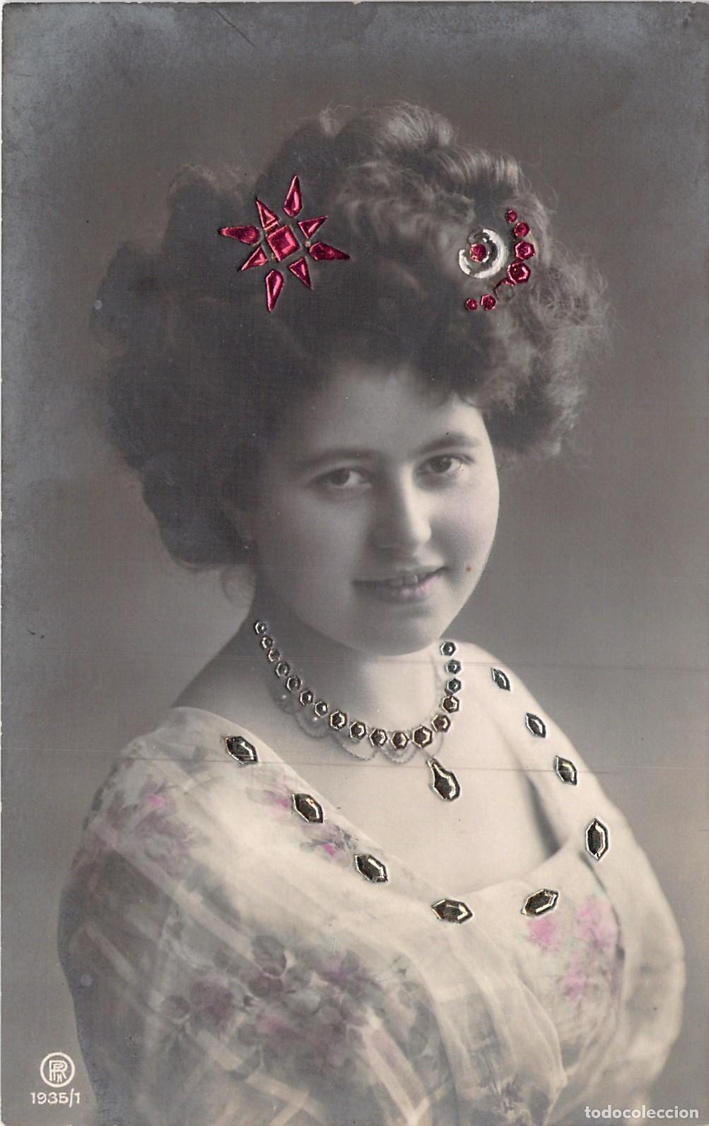 Postales: Tarjeta Postal de Retrato Femenino con Adornos de Fantas&iacute;a