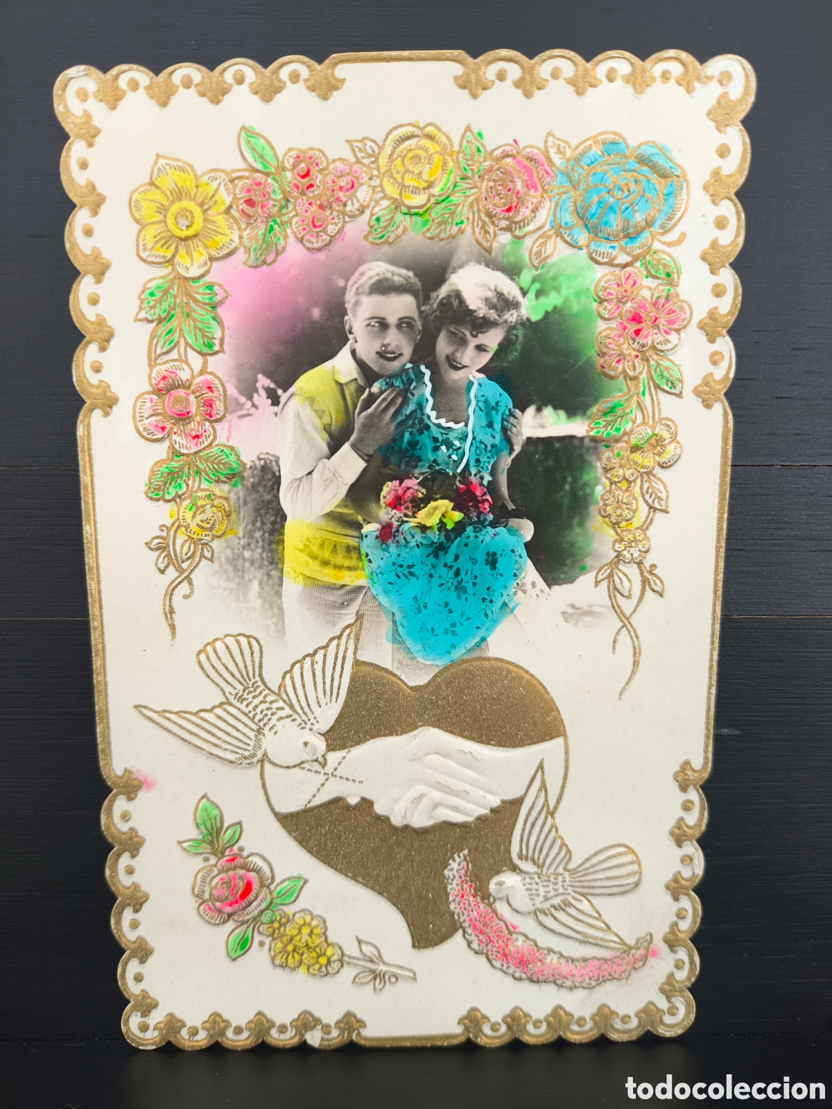 Postales: Antigua postal fotogr&aacute;fica coloreada troquelada relieve pareja flores rom&aacute;ntica fantas&iacute;a art&iacute;stica
