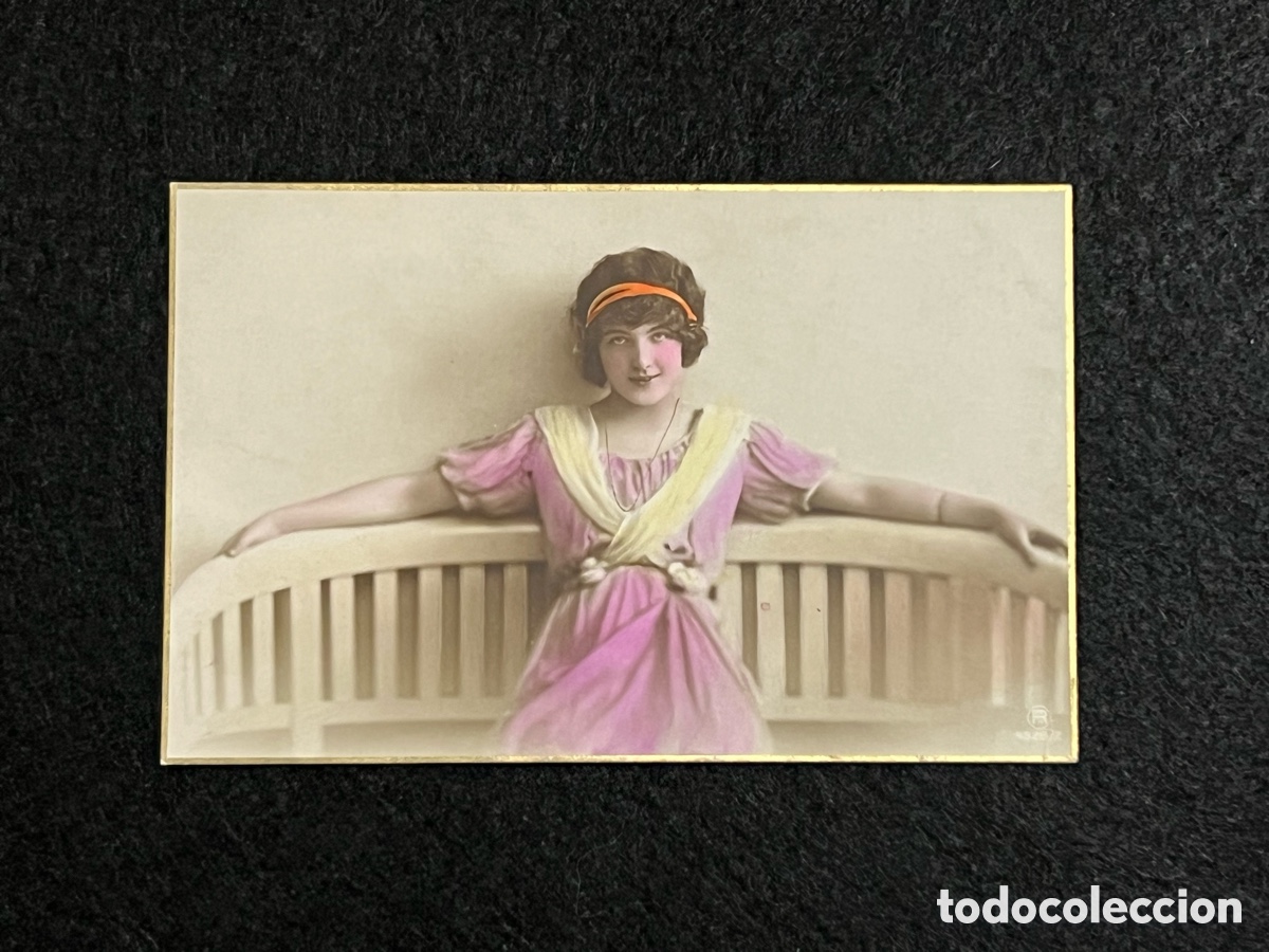 Postales: POSTAL ANTIGUA MODELO MUJER JOVEN EN BANCO COLOREADA RPPC BELLE EPOQUE CIRCULADA 1917.