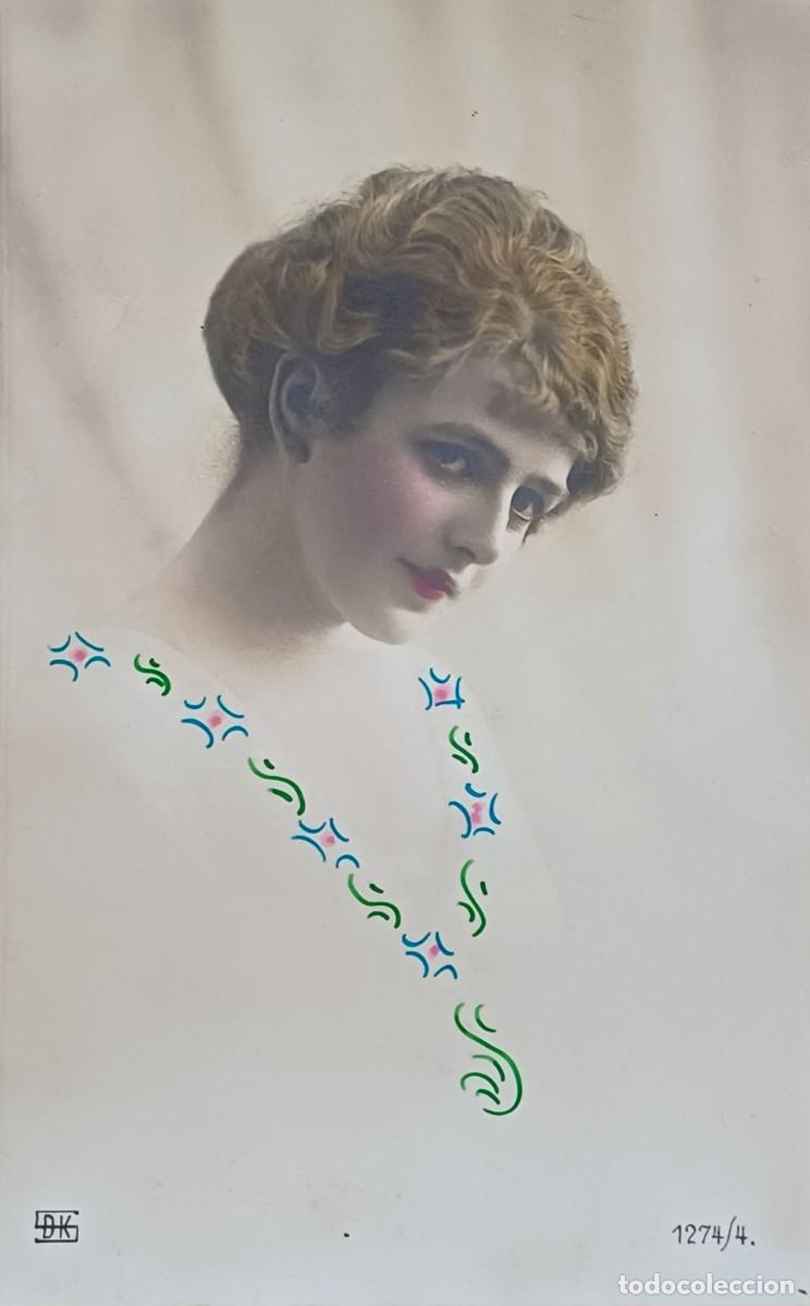 Postales: Mujer. Elegancia y belleza.