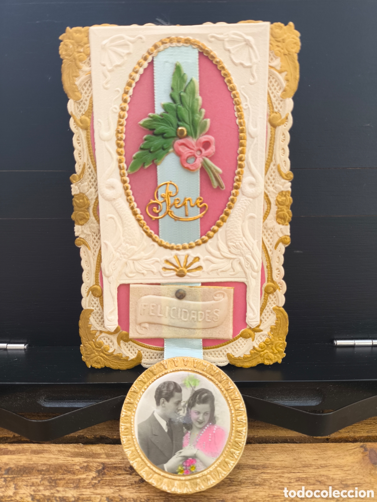 Postales: Antigua postal troquelada relieve Felicidades flores pareja rom&aacute;ntica fantas&iacute;a art&iacute;stica Ed. M&aacute;rgara