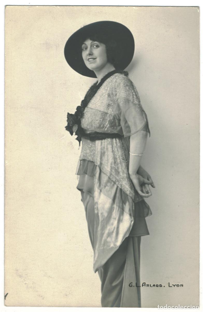 Postales: Serie 2 Postales Actriz STRACKOSCH, Giulia_G. L. Arlaud. In L'Habit vert