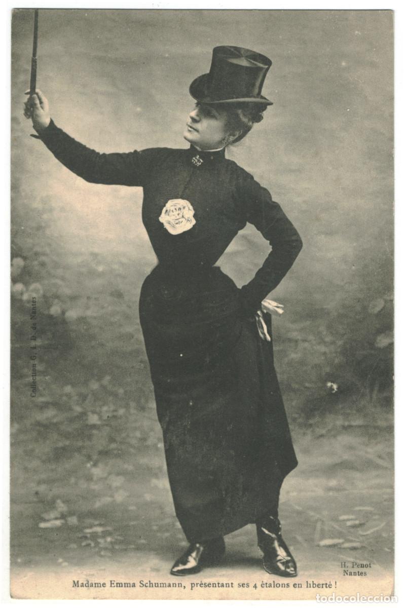 Postales: Actriz Belle &Eacute;poque SCHUMANN, Emma_GID. Pr&egrave;sentant ses 4 &eacute;talons en libert&eacute;. Photo H. Penot