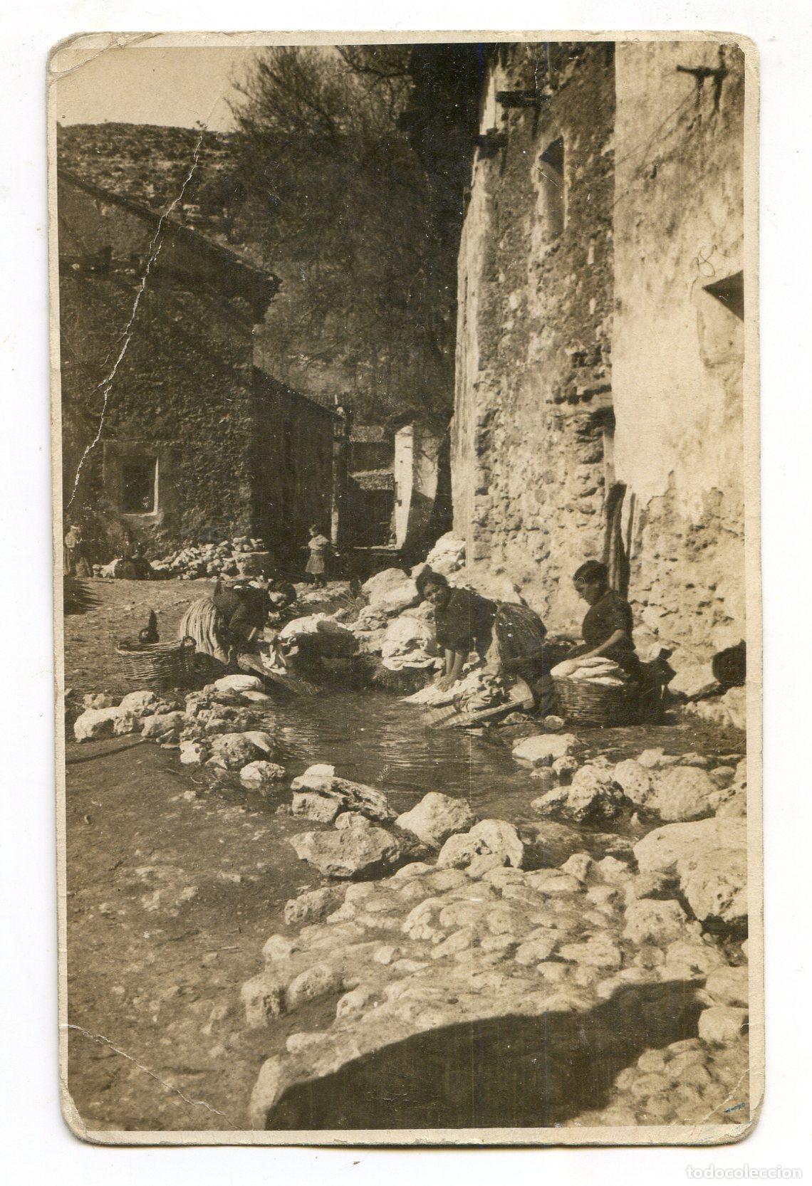 Postcards: Lavanderas en el r&iacute;o, lugar a identificar, postal fotogr&aacute;fica