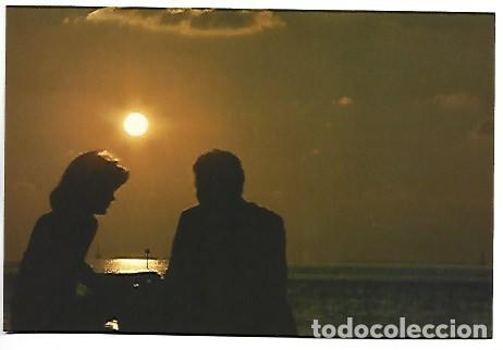 Postales: PAREJA AL ATARDECER JUNTO AL MAR