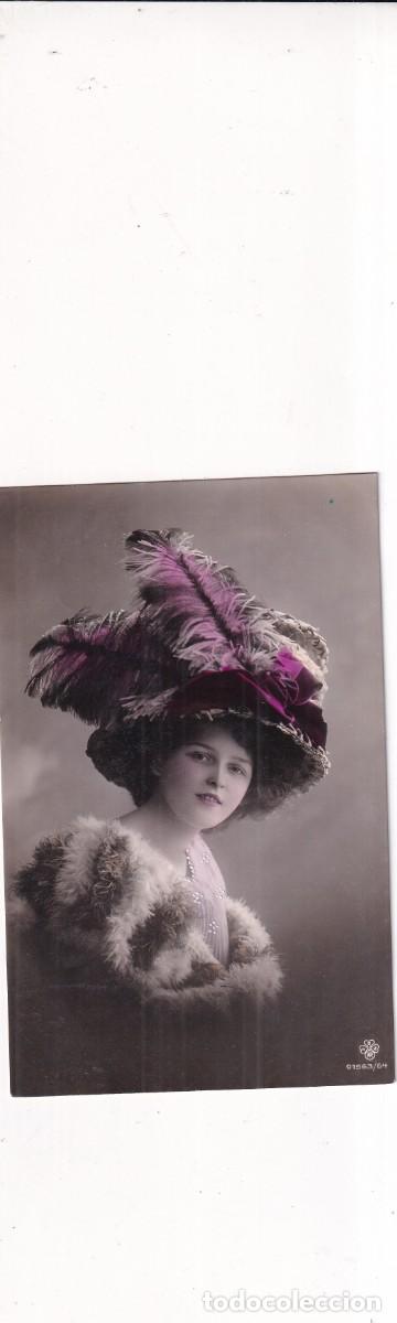 Postales: Postal mujer con sombrero de plumas. Escrita. Sin circular