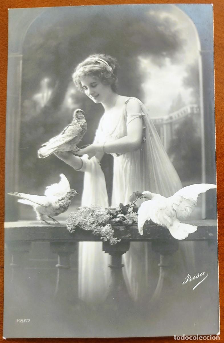 Postales: POSTAL CHICA JOVEN CON PALOMAS MUY ANTIGUA FECHADA 1917 - IRISA 2867