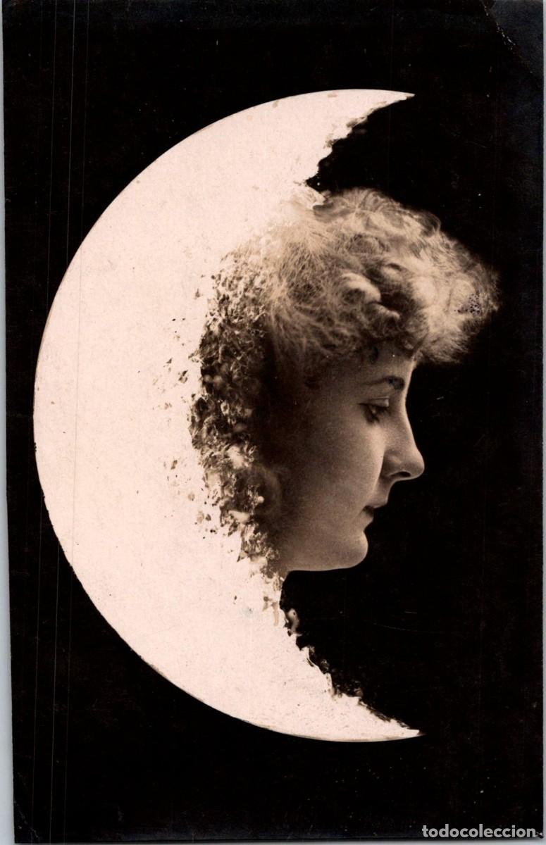 Postales: La Luna Menguante Descubre un Bello Rostro Femenino - 134x86mm