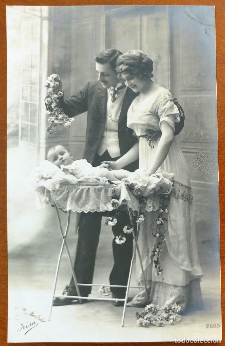 Postales: POSTAL MUY ANTIGUA PAREJA CON UN BEB&Eacute; - IRISA 2695