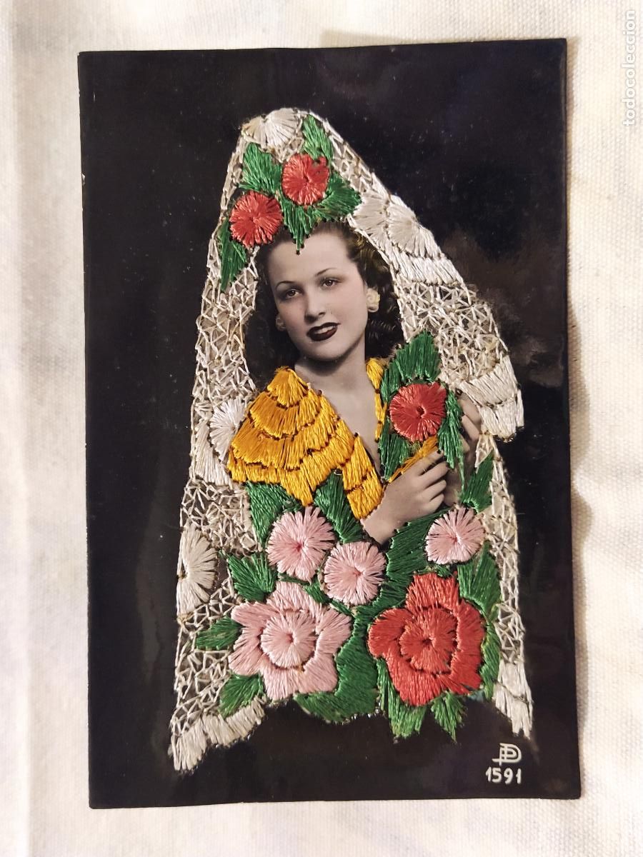 Postales: POSTAL ANTIGUA CON BORDADO DE TELA - LA MUJER DEL MANTO -(116.101)
