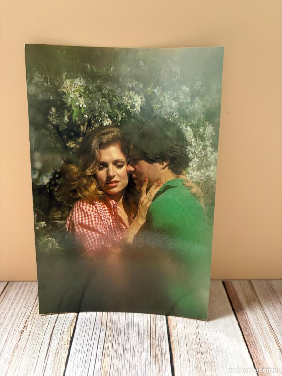 Postales: TARJETA POSTAL &ndash; ROM&Aacute;NTICA &ndash; PAREJA ENTRE FLORES
