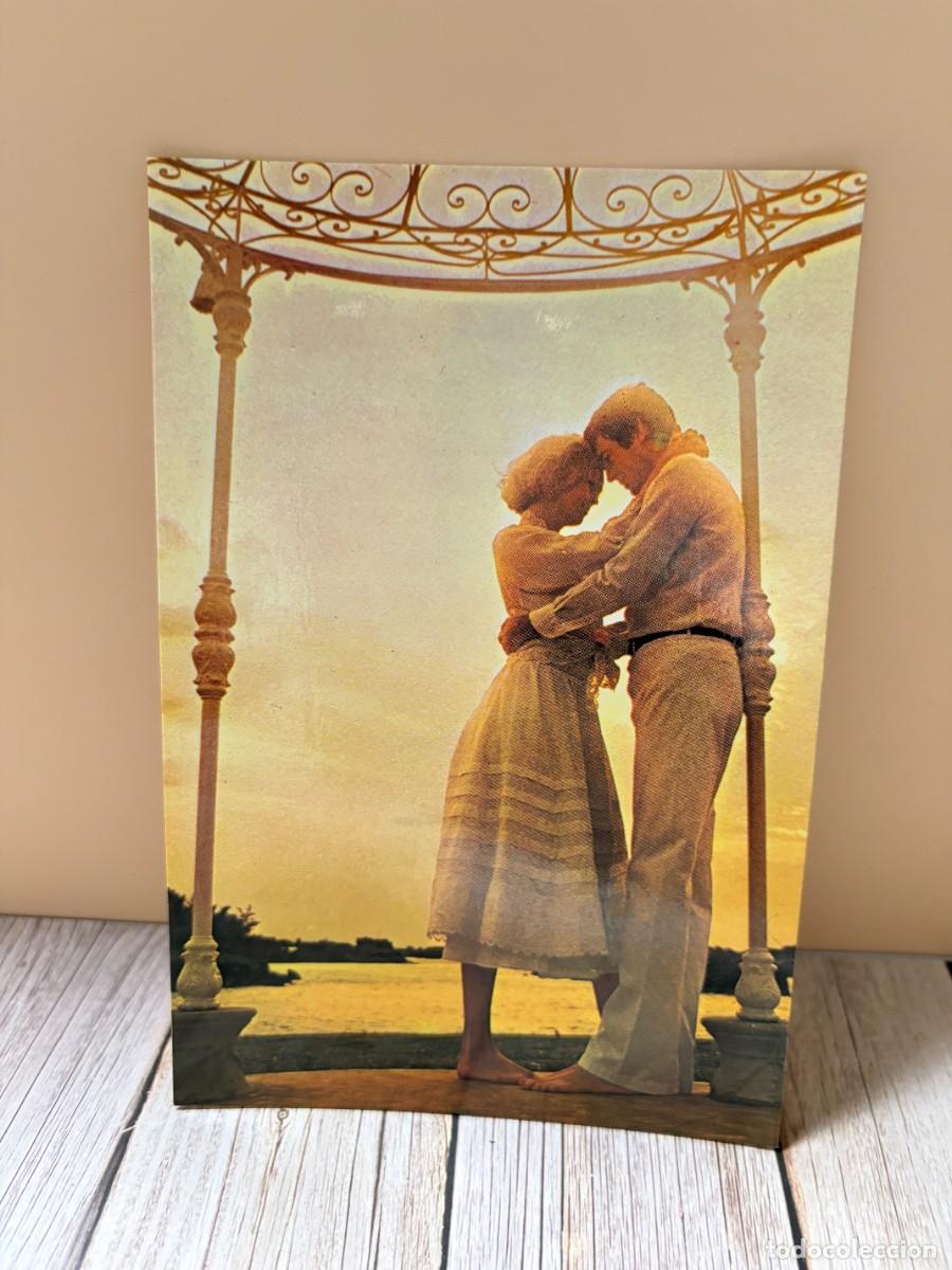 Postales: TARJETA POSTAL &ndash; PAREJA ENAMORADA BAJO QUIOSCO AL ATARDECER &ndash; CYZ