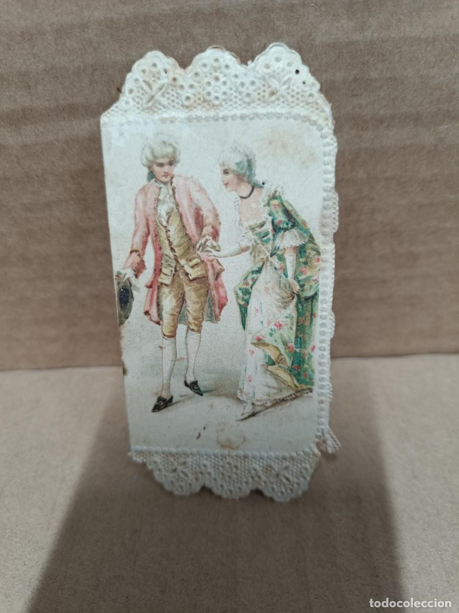 Postales: ANTIGUO CARTON TROQUELADO EN COLOR, PAREJA, 1902, CELEBRACION MUSICA Y TEATRO, BARCELONA -S1