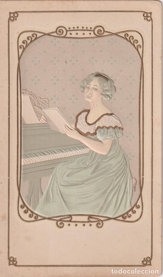 Postales: ANTIGUA POSTAL ROMANTICA TROQUELADA, PIANISTA LEYENDO UNA PARTITURA - S/C