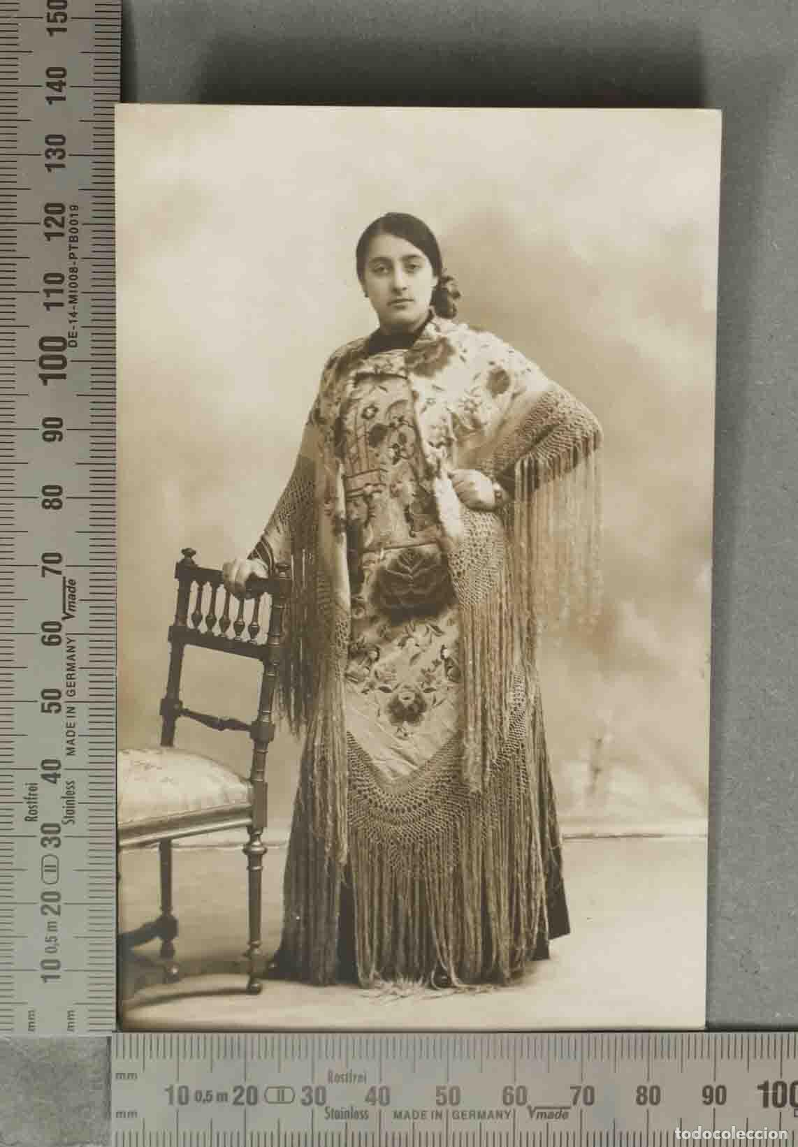 Postales: POSTAL. Mujer con mant&oacute;n de Manila - Foto 1