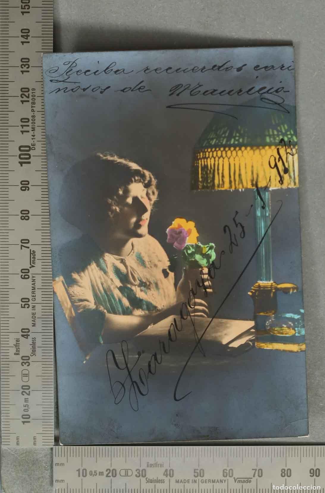 Postales: POSTAL. Mujer con flores leyendo junto a una l&aacute;mpara