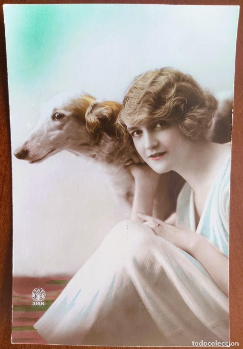 Postales: POSTAL COLOREADA MUJER CON UN PERRO FECHADA 1922 - A. NOYER 3198