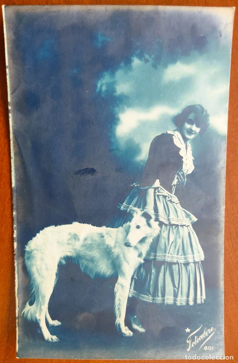 Postales: POSTAL MUJER CON UN PERRO FECHADA 1925 - FOTOCELERE 601