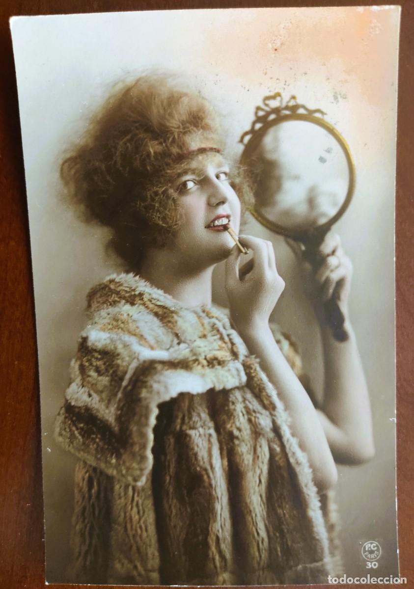 Postales: POSTAL COLOREADA DE UNA JOVEN CON ESPEJO DE MANO - P.C. PARIS 30 - CIRCULADA A MANRESA A&Ntilde;O 1920