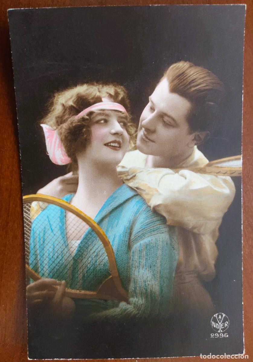 Postales: POSTAL COLOREADA JOVEN PAREJA CON RAQUETA DE TENIS - A. NOYER 2996 - CIRCULADA A MANRESA A&Ntilde;O 1920