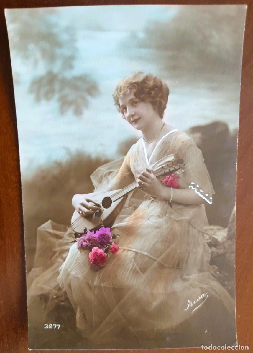 Postales: POSTAL COLOREADA DE UNA JOVEN CON MANDOLINA - IRISA 3277 - CIRCULADA A MANRESA A&Ntilde;O 1918