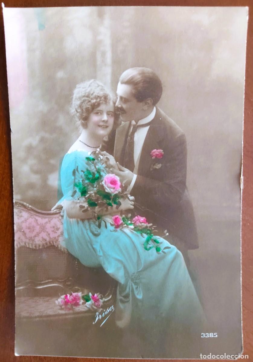 Postales: POSTAL COLOREADA DE UNA JOVEN PAREJA - IRISA 3385 - FECHADA 1918