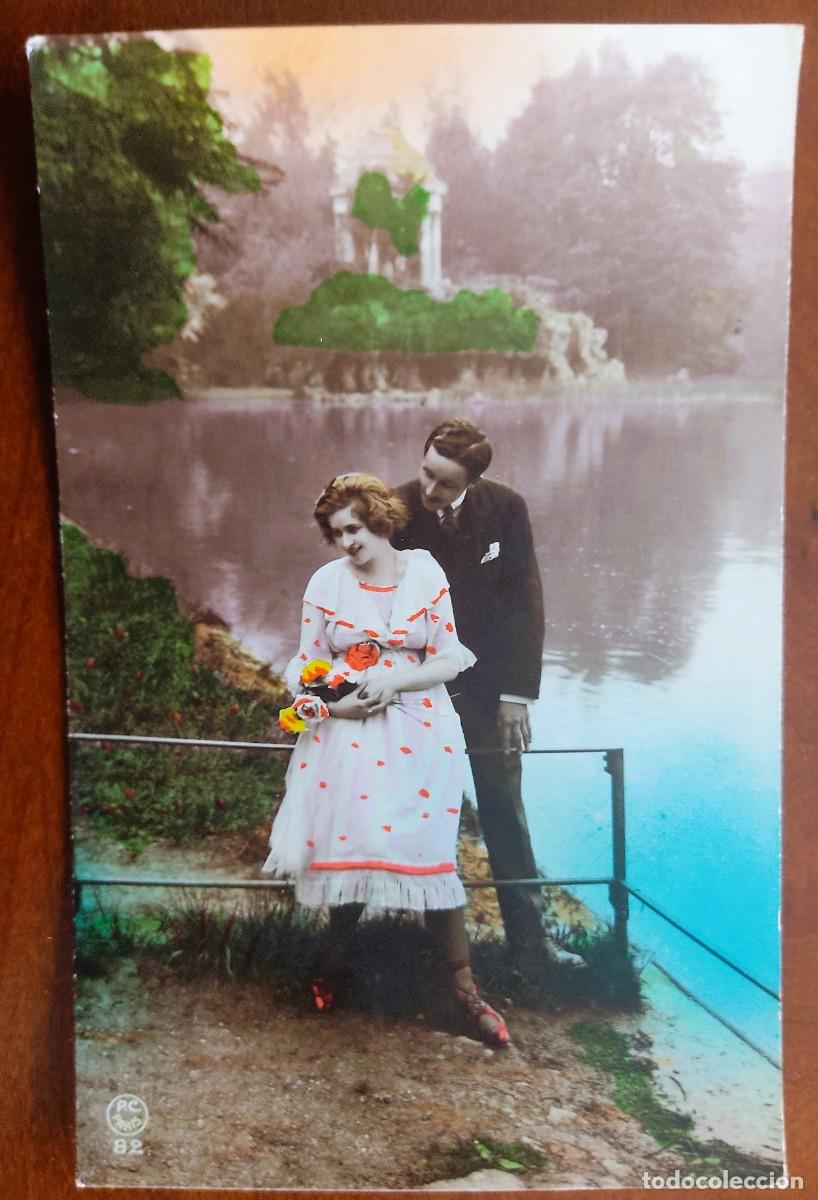 Postkarten: POSTAL COLOREADA DE UNA JOVEN PAREJA - P.C. PARIS 82