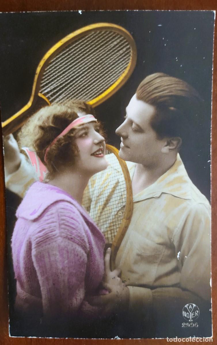 Postales: POSTAL DE UNA JOVEN PAREJA CON UNA RAQUETA TENIS - A. NOYER 2996 - CIRCULADA 1920