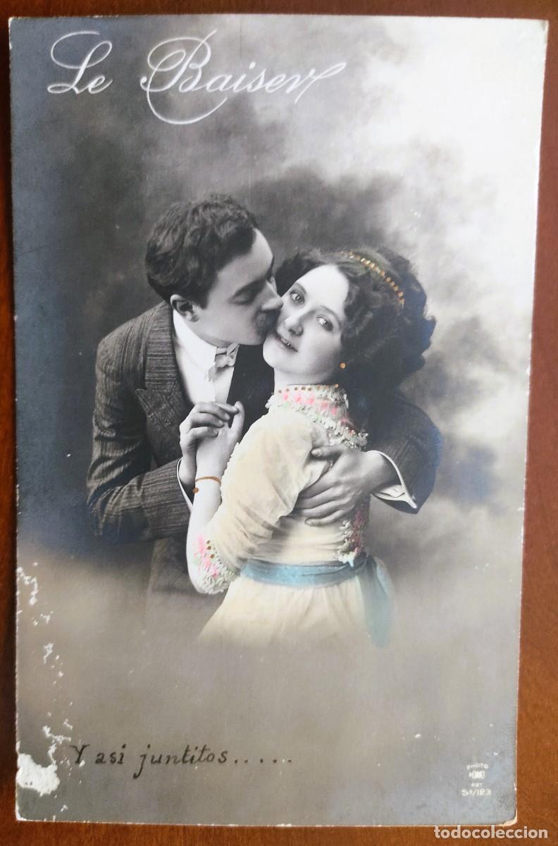 Postkarten: POSTAL COLOREADA DE UNA JOVEN PAREJA LE BAISER - PHOTO ART SE 123 - FECHADA 1912