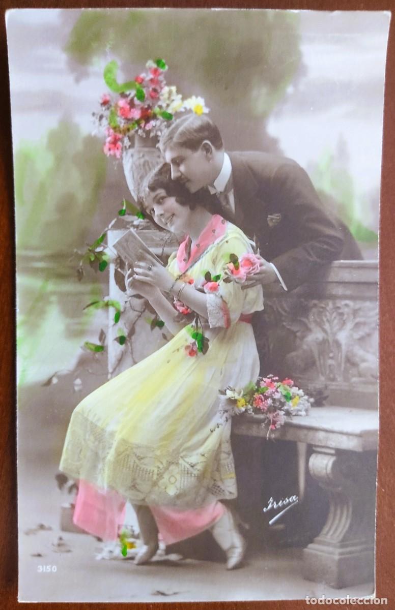 Postales: POSTAL COLOREADA DE UNA JOVEN PAREJA - IRISA 3150 - FECHADA 1915