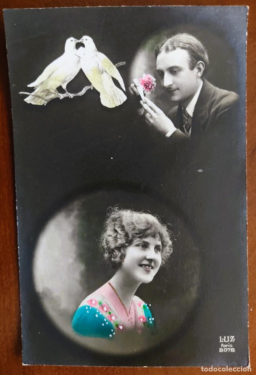 Postales: POSTAL COLOREADA DE UNA JOVEN PAREJA CON PALOMAS -LUZ PARIS 8078 - FECHADA 1918