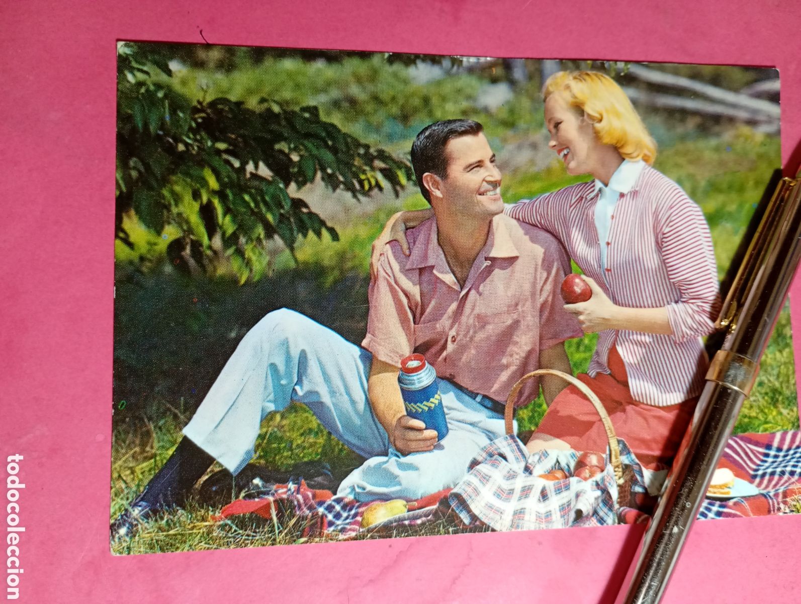 Postales: PAC&Iacute;FICA PAREJA MUJER - HOMBRE INSTALADOS SOBRE HIERBA PARA PICNIC COLOR ESCRITA