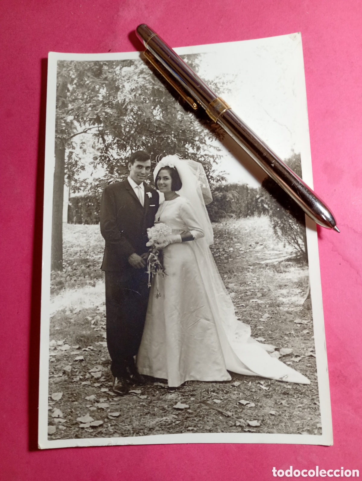 Postales: PAREJA MUJER - HOMBRE 50/60&acute;s ca. FOTOGRAF&Iacute;A B/N DE BODA B/N - NOVIA CON VELO Y RAMO
