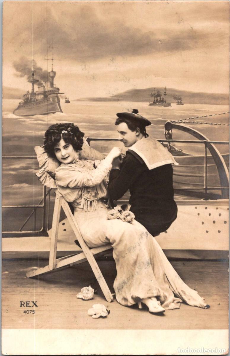Postales: Enamorados - Marinero Seduciendo Pasajera en Cubierta - Al Fondo Antiguos Buques de Guerra -Rex 4075