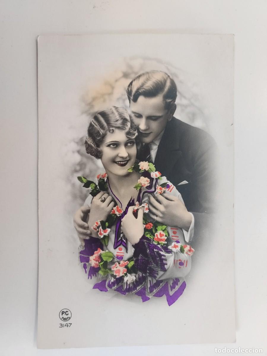 Postales: POSTAL ROMANTICA PAREJA ENAMORADOS ANTIGUA. P. C. PARIS 3147. ESCRITA 1934. COLOREADA. LIBRO, POES&Iacute;A