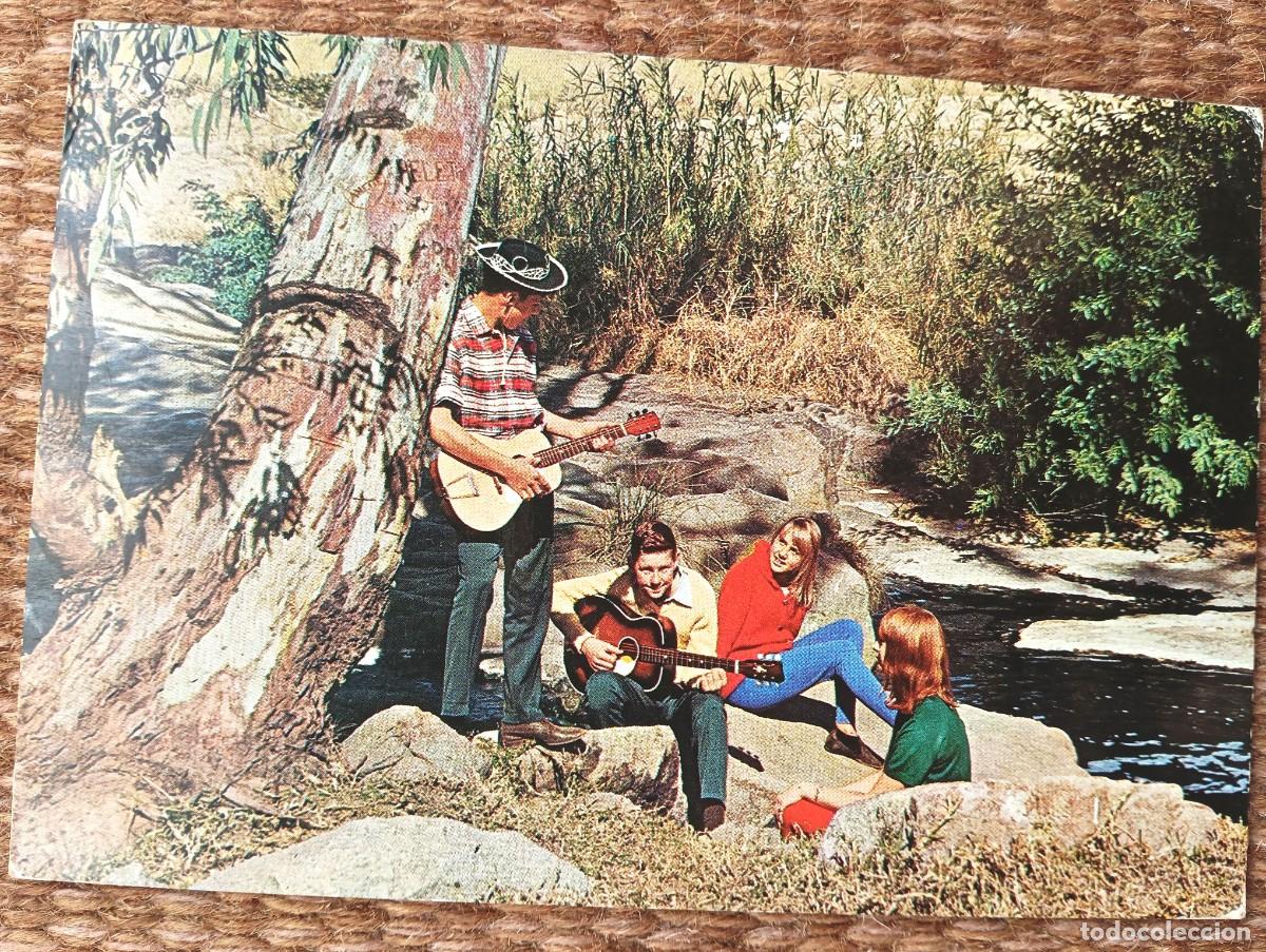 Postales: DOS PAREJAS DE ENAMORADOS CON GUITARRA