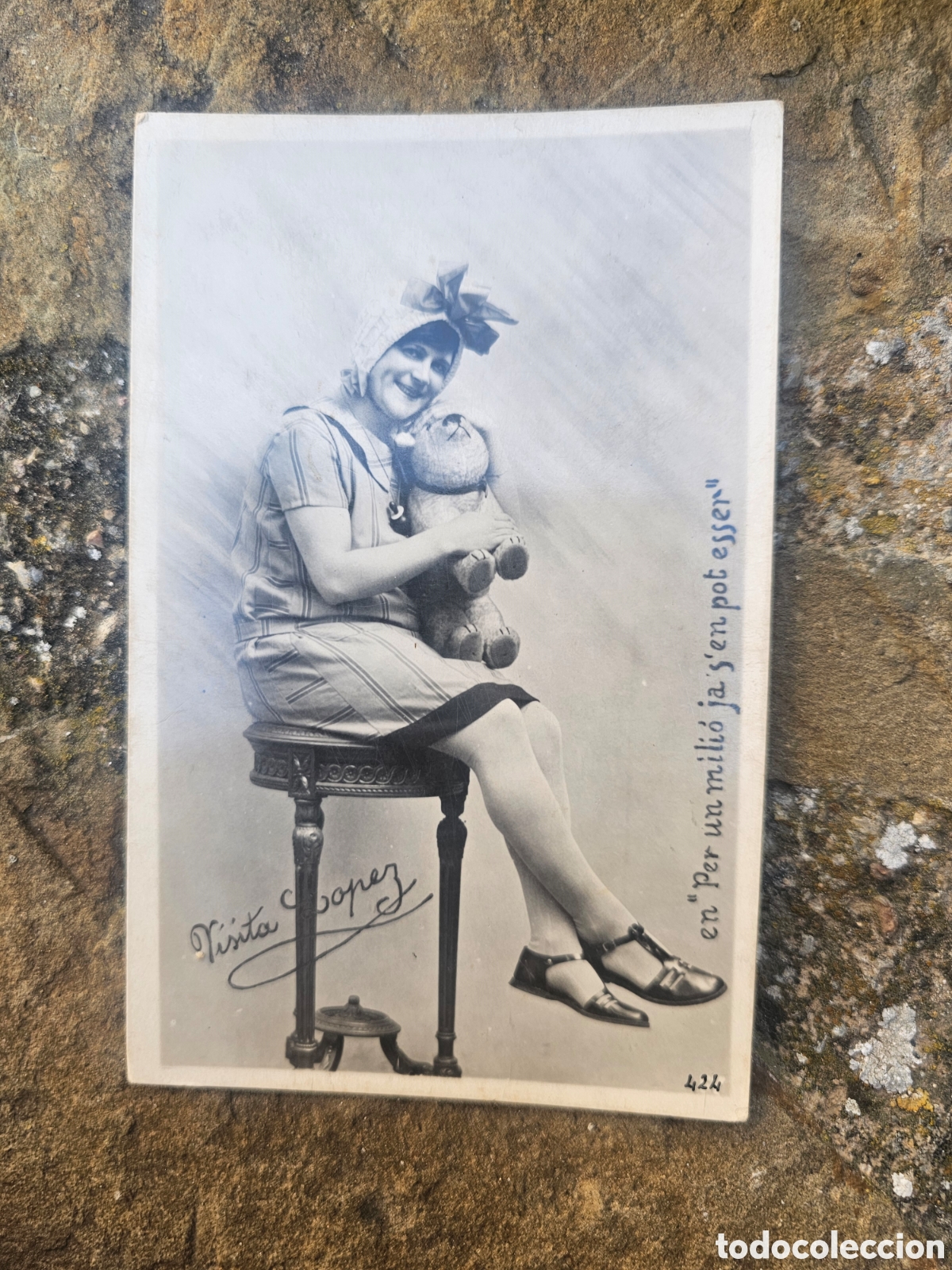 Postales: Postal fotogr&aacute;fica antigua c. 1920: Actriz Visita L&oacute;pez con peluche y frase en catal&aacute;n &ndash; Ed. Fotogr&aacute;