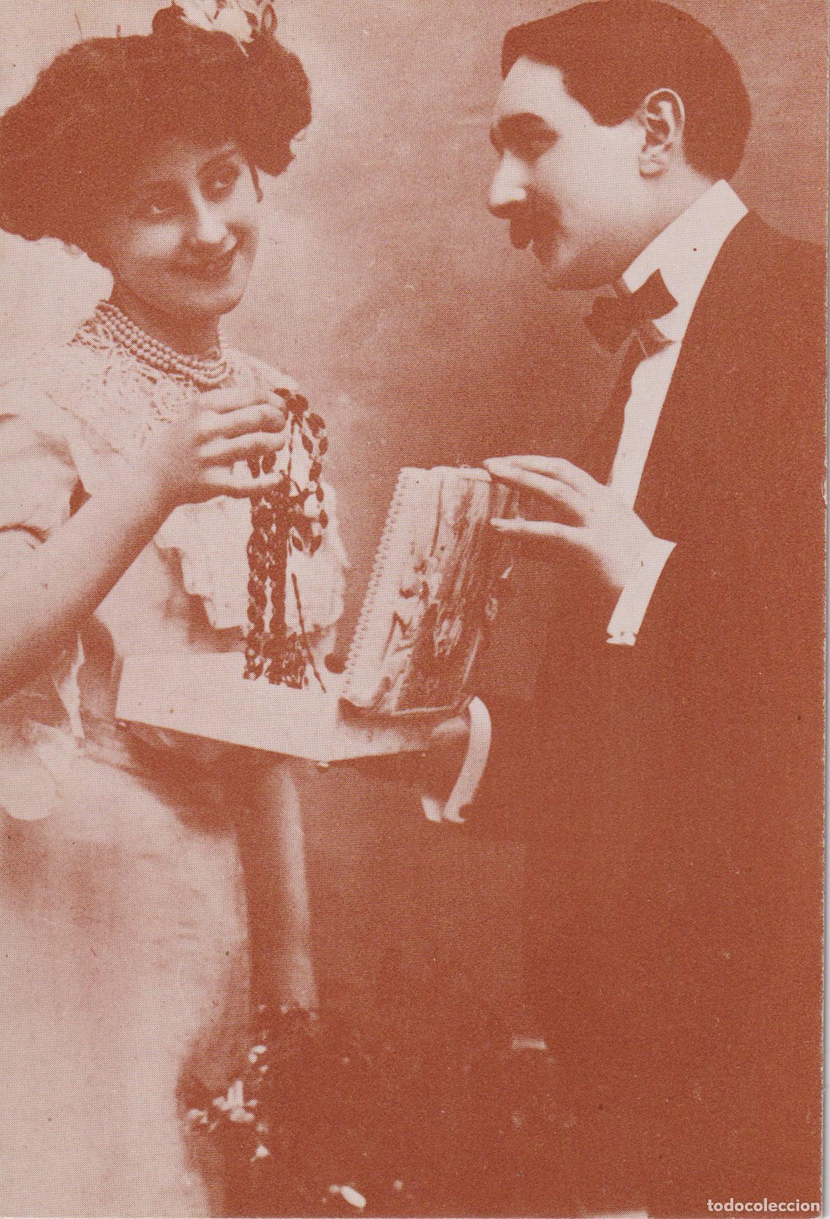 Postales: POSTAL ROMANTICA DE EPOCA (1910) HOMBRE CON PAJARITA, MUJER CON COLLAR DE PERLAS - A.G.STIDIUM -