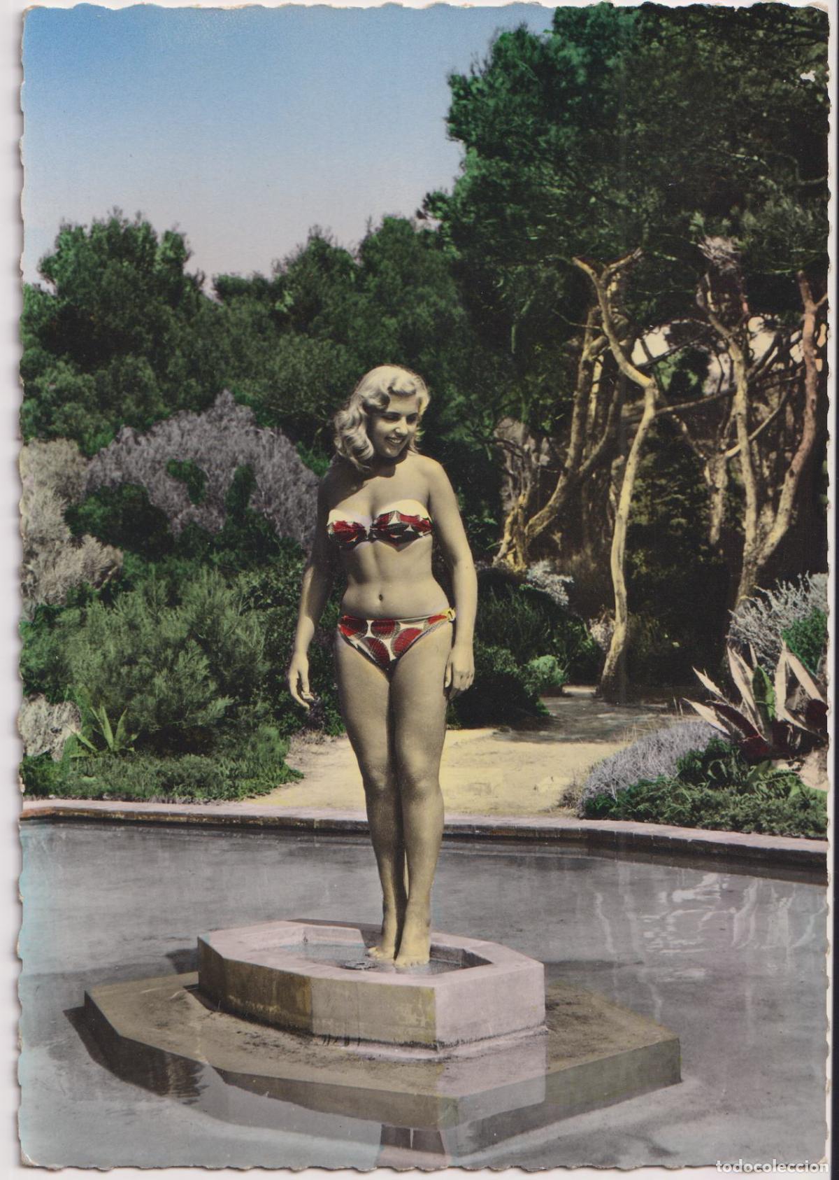 Postales: POSTAL ANTIGUA ESTILO PIN-UP MUJER EN TRAJE DE BA&Ntilde;O EN UN ESTANQUE DE UN JARDIN &ndash; S/C