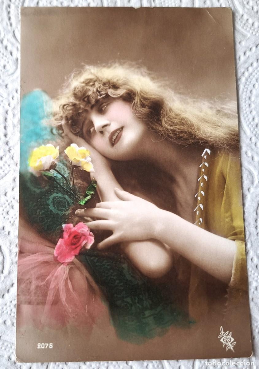 Postales: POSTAL EN COLOR MUY ANTIGUA MANUSCRITA EN 1920 - DONCELLA OLIENDO LAS FLORES