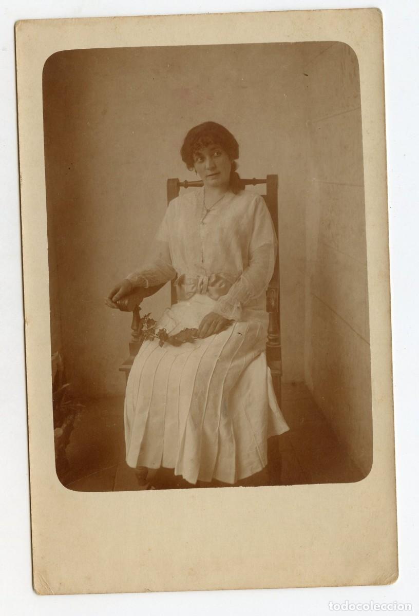 Postales: Antigua Tarjeta Postal foto familiar aleg&oacute;rica. Retrato de mujer con rosa en el regazo. Inicio s. XX