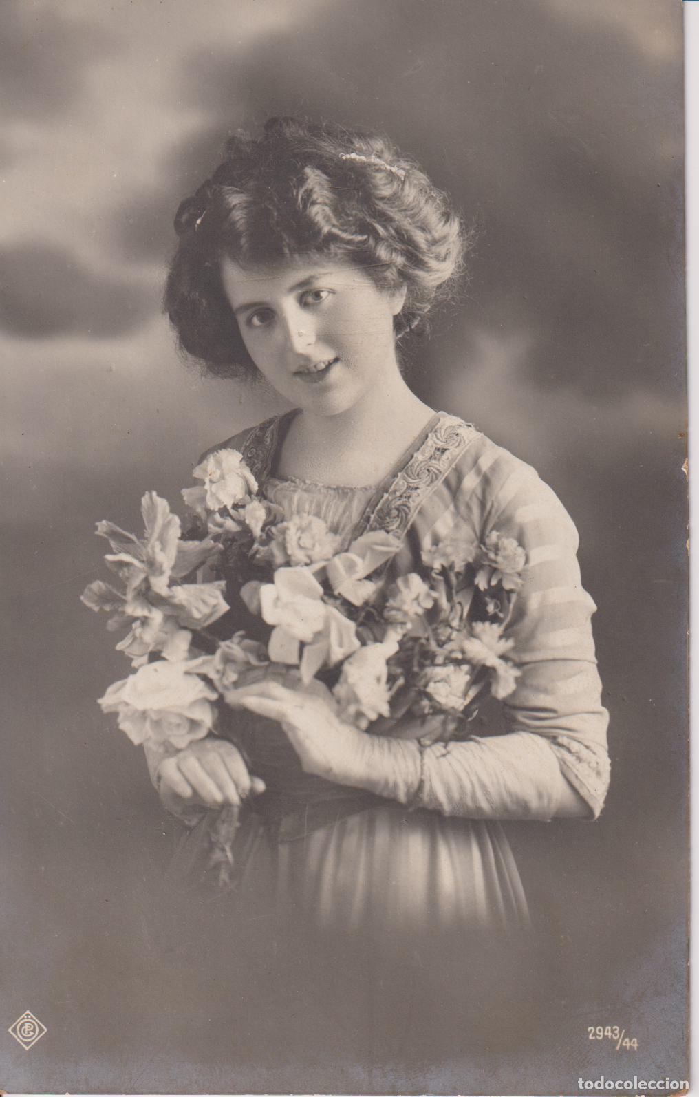 Postales: ANTIGUA POSTAL MODERNISTA, MUJER CON VESTIDO EPOCA Y UN GRAN RAMO DE FLORES &ndash; CIRCULADA 1911