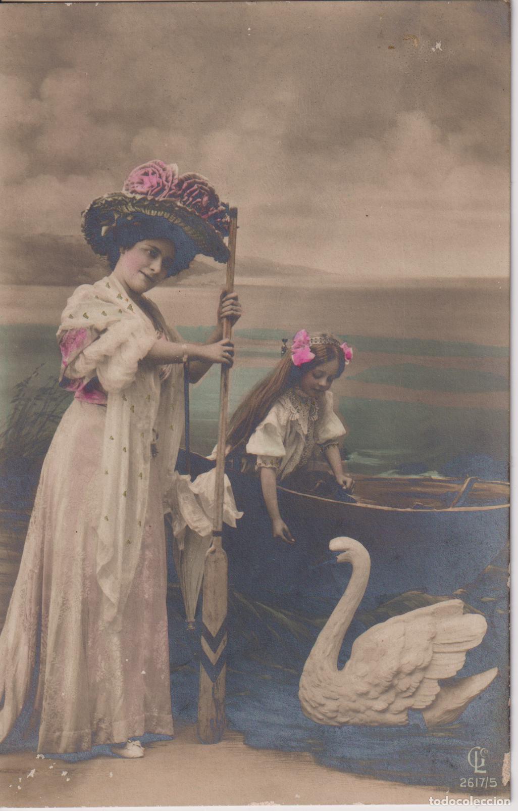 Postales: POSTAL ANTIGUA COLOREADA A MANO - MUJER POSANDO JUNTO A UN REMO Y UNA NI&Ntilde;A - ESCRITA 1910