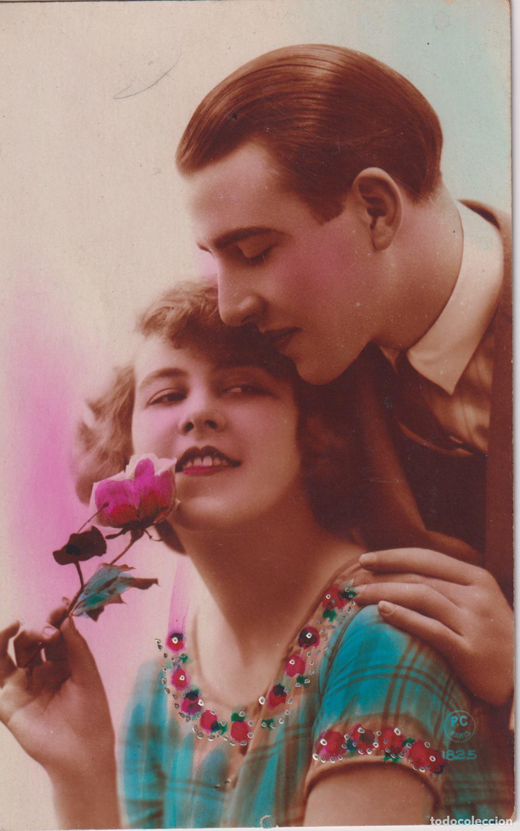 Postales: POSTAL ROM&Aacute;NTICA ANTIGUA COLOREADA - UNA MUJER SOSTIENE UNA ROSA ROSADA &ndash; ESCRITA 1926