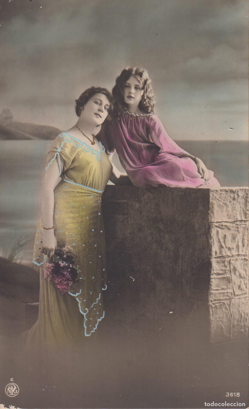 Postales: ANTIGUA PORTAL MODERNISTA, COLOREADA A MANO, DOS MUJERES POSANDO JUNTO AL MAR &ndash; CIRCULADA 191?