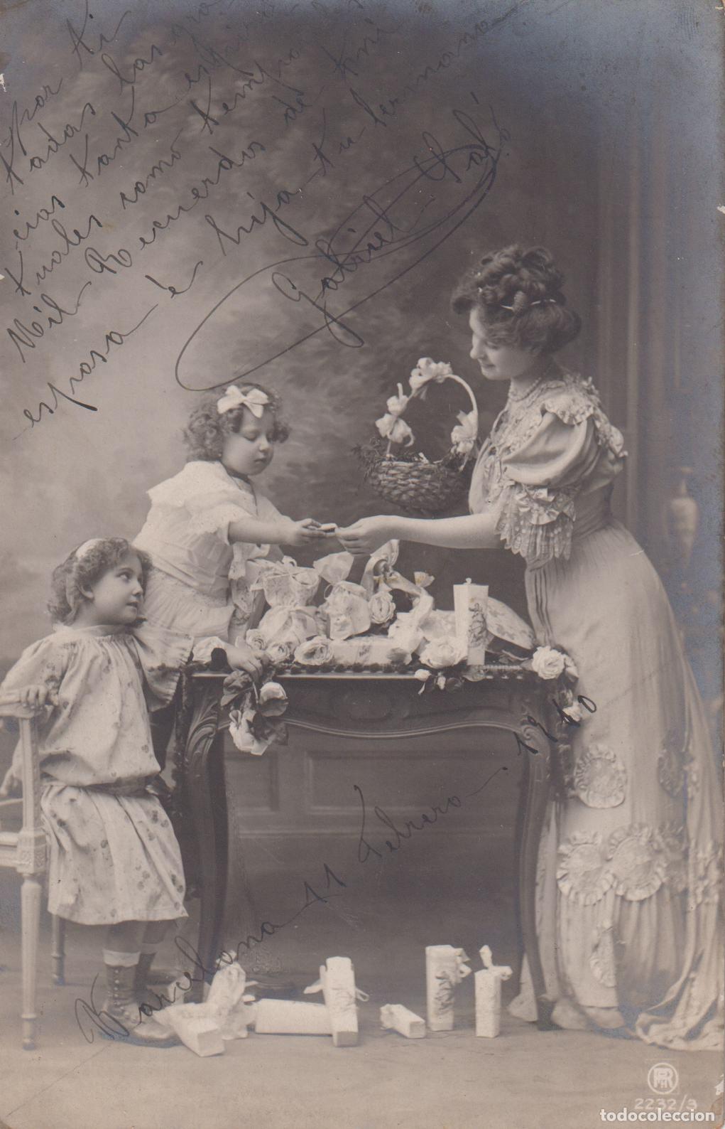 Postales: ANTIGUA POSTAL ROMANTICA, UNA MUJER Y DOS NI&Ntilde;AS ALREDEDOR DE UNA MESA DECORADA - ESCRITA 1910