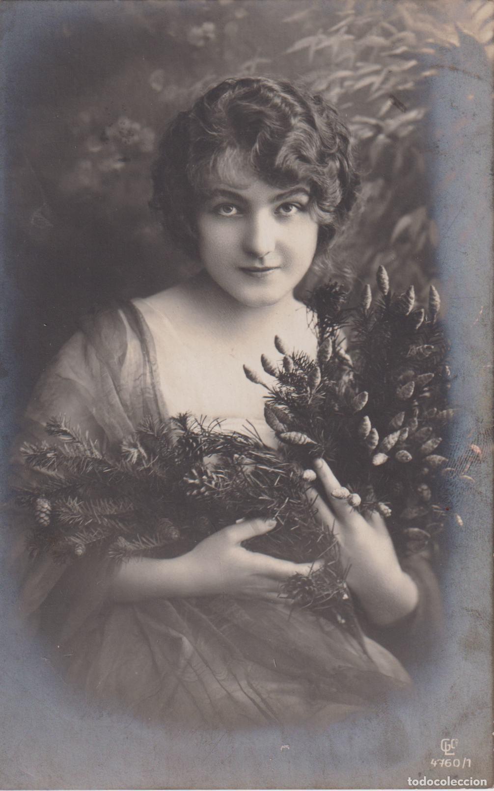 Postales: POSTAL ROMANTICA, UNA JOVEN CON PEINADO ONDULADO SOSTIENE UN GRAN RAMO - CIRCULADA