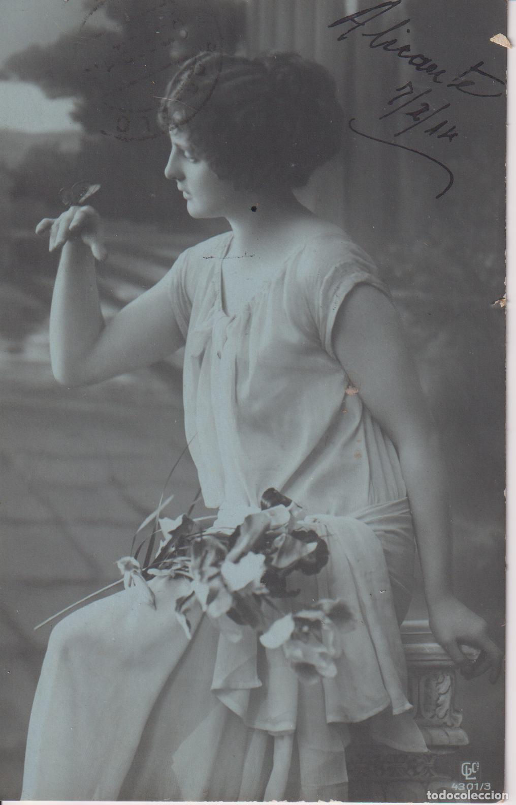 Postales: ANTIGUA FOTOGRAFIA DE ESTUDIO, MUJER, VESTIDO &Eacute;POCA, SOSTIENE FLORES Y UNA MARIPOSA &ndash; CIRCULADA 1914