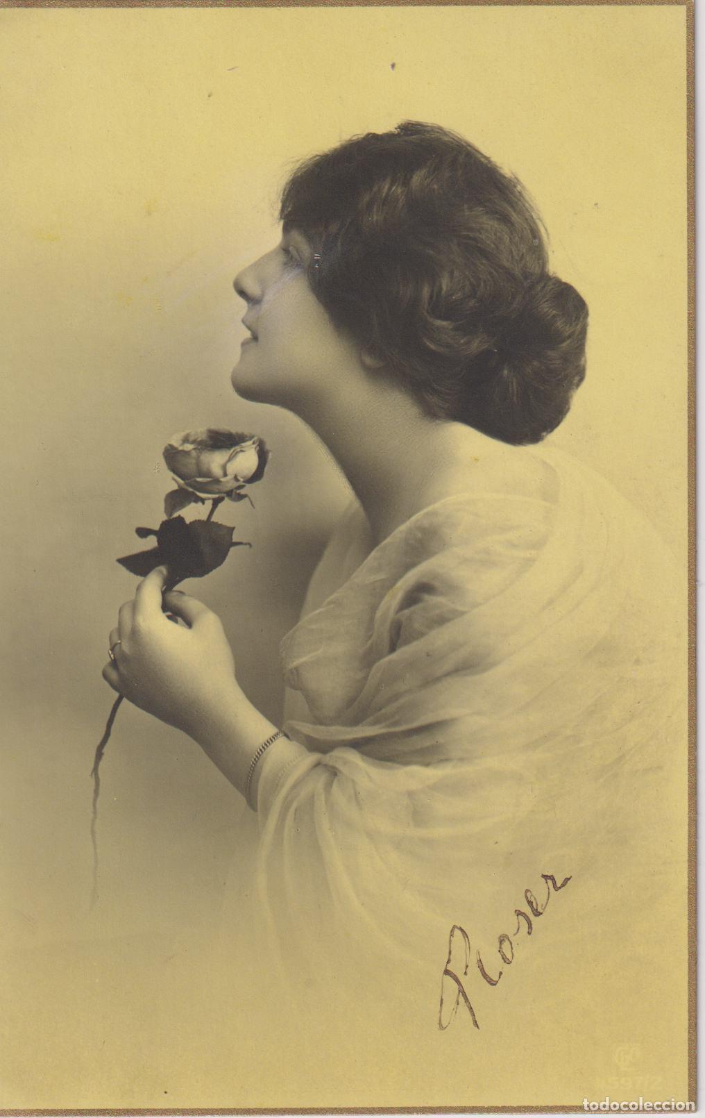 Postales: POSTAL MODERNISTA, MUJER DE PERFIL SOSTENIENDO UNA ROSA - ESCRITA