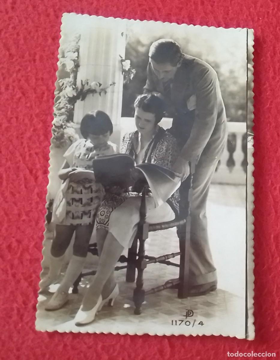 Postkarten: ANTIGUA POSTAL POST CARD MATRIOMONIO PAREJA CON NI&Ntilde;A HIJA..COUPLE LEYENDO HOMBRE MUJER WOMAN MAN...